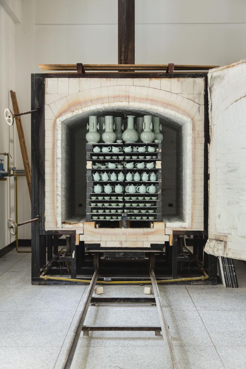 Blick in den gerade geöffneten Gasofen in der Werkstatt von Großmeister Mao Zhengcong. Foto: Franca Wohlt, 2018