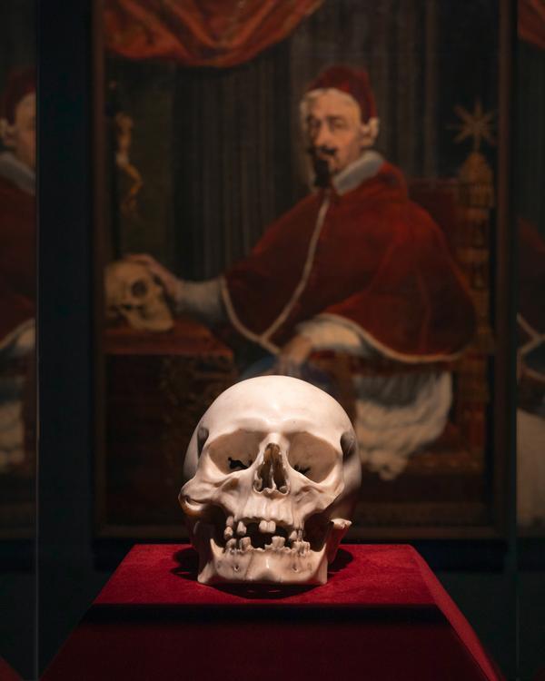 Installation view of Guido Ubaldo Abbatini’s Pope Alexander VII with Bernini’s Death’s Head, 1655/56, and Gian Lorenzo Bernini’s Death’s Head. Collection of the Sovereign Order of Malta and Staatliche Kunstsammlungen Dresden, Skulpturensammlung. Photo: Oliver Killig.