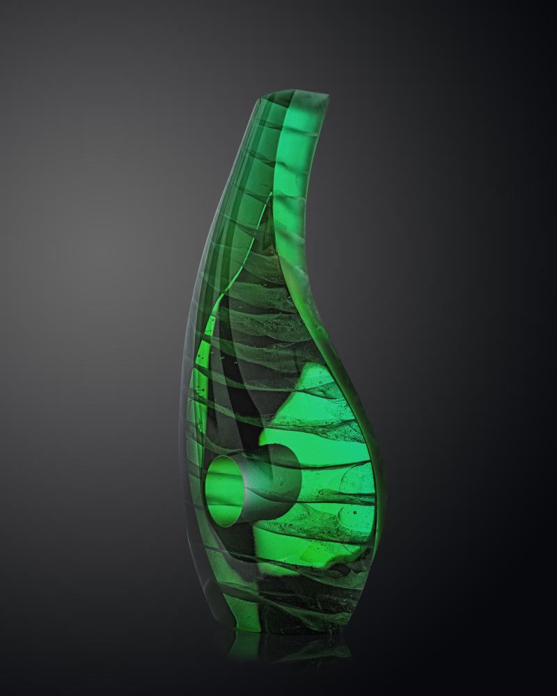 Eric Pluis „wild green mika“, 2021 gegossenes Glas, 47 x 25 x 9 cm Bild: Gallery Sikabonyi