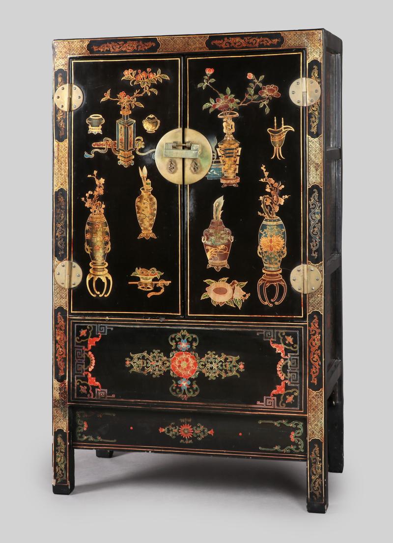 00143 Kabinettschrank, China, 20.Jh.  polychromes Dekor auf schwarzem Lack, 177 x 103 x 50 cm, restauriert, Risse – Zertifikat China Agentur, Frankfurt 1984: 19.Jh., DM 9 500,- –  Ausruf€ 600,–