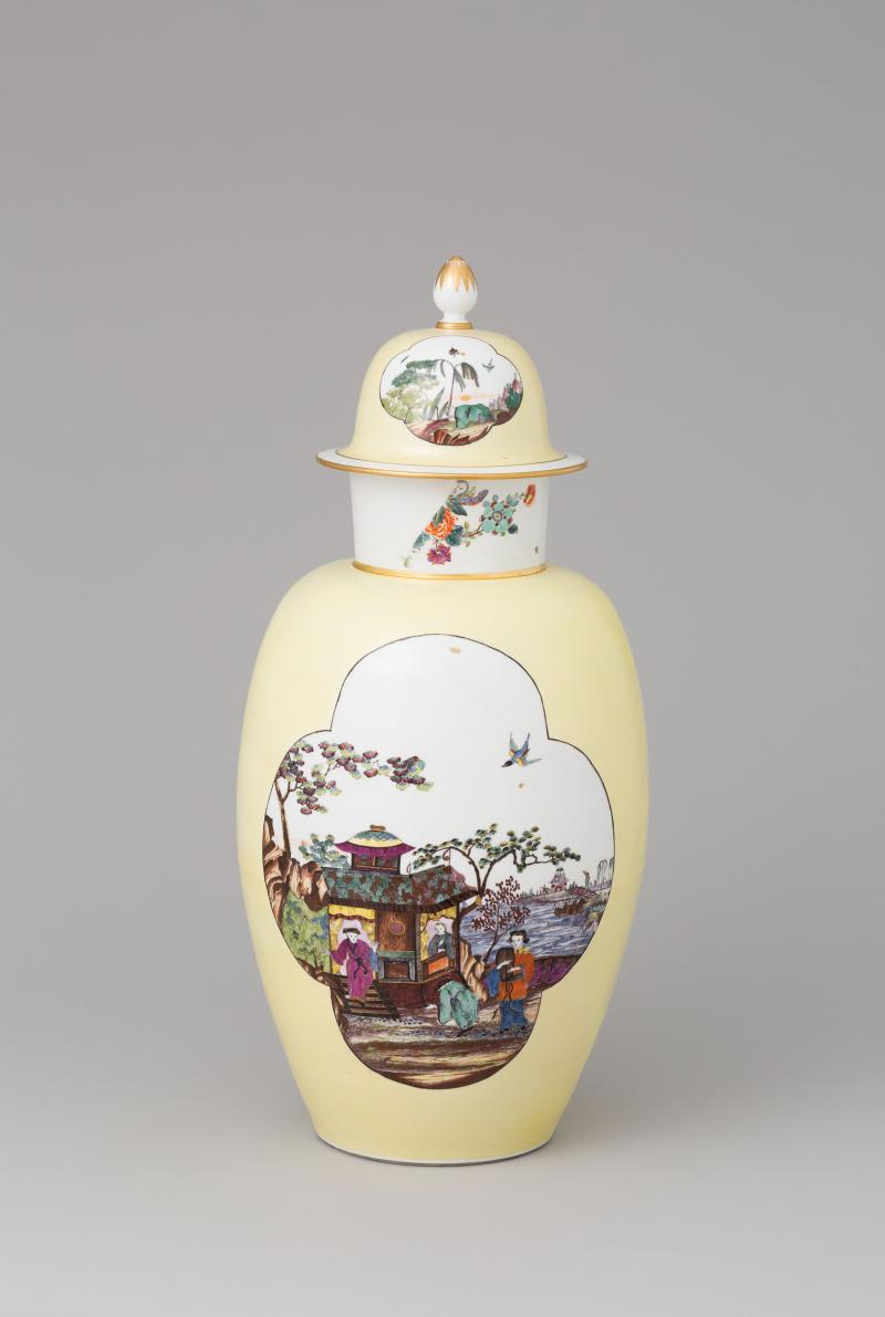 Vase aus einer Meissner Garnitur, Meissen, um 1735-40 Porzellan mit Aufglasurfarben und Gold © Porzellansammlung, SKD, Foto: Adrian Sauer