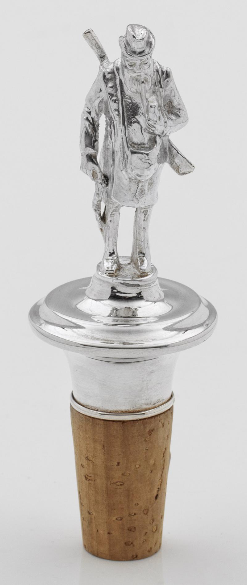 Lot 136: Flaschenkorken, Griff in Gestalt eines Jägers, Sterling-Silber, 20. Jh., gest. 925., H. ca. 12 cm, 180 €.