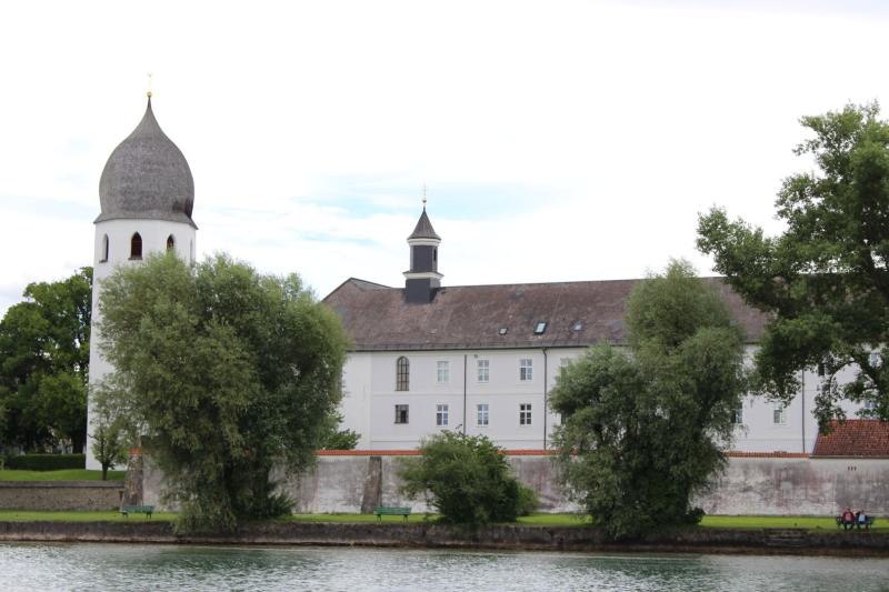 Abtei Frauenwörth auf der Insel Frauenchiemsee * Foto: Deutsche Stiftung Denkmalschutz/Schabe