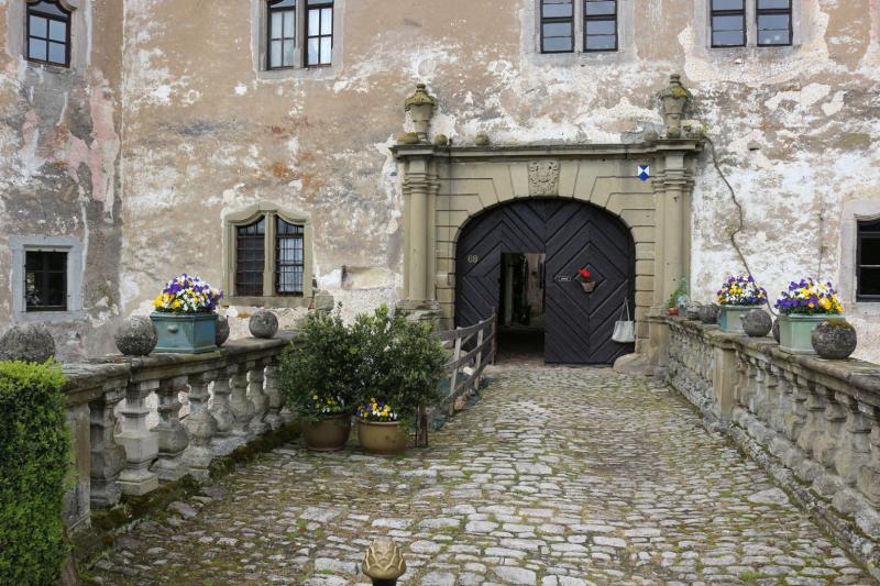 Schloss Breitenlohe in Burghaslach, Steinbrücke * Foto: Deutsche Stiftung Denkmalschutz/Schabe