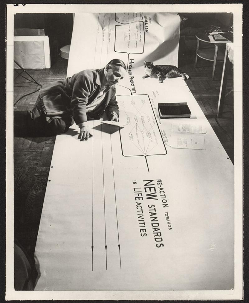 Friedrich Kiesler auf seinem "Metabolism Chart", New York, 1947, Fotograf: Ben Schnall