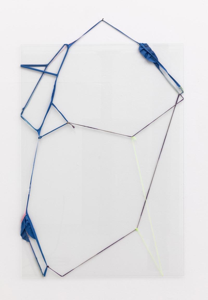 Anna Grath (*1983) Strap 5, 2019 Kunststoff, Textilien und Glas 110 x 70,5 x 3 cm Hamburger Kunsthalle, Dauerleihgabe des Fonds für Junge Kunst der Stiftung Hamburger Kunstsammlungen © Anna Grath Foto: Fred Dott