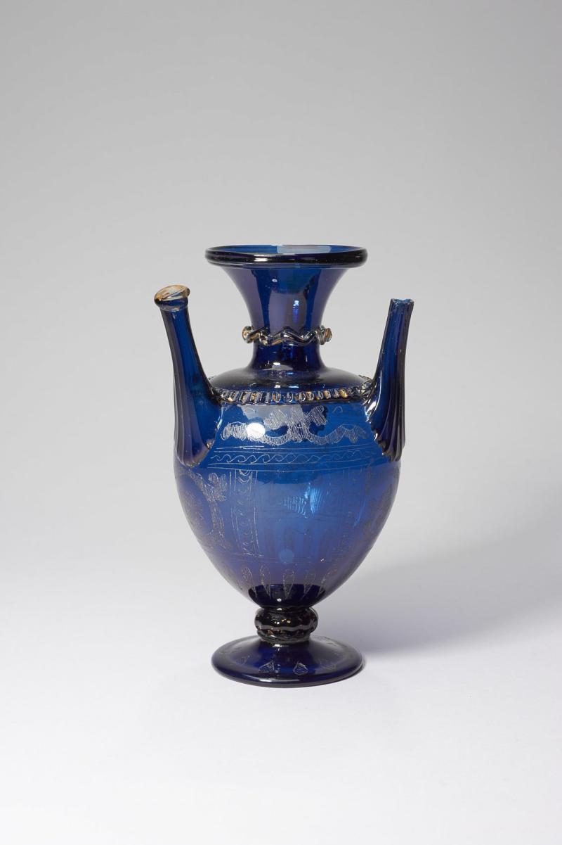 Kleine blaue Tüllenvase (Bouquetière), dunkelblaues Glas, nach 1570, Innsbrucker Hofglashütte oder Venedig