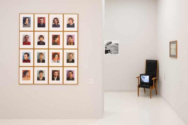 Werk von Thomas Ruff im Düsseldorfer Teil der Ausstellung Thomas Ruff, Portraits, farbiger Hintergrund, 1981 – 1985 Fotografien, je 14 x 18 cm Akademie-Galerie – Die Neue Sammlung. Eine Einrichtung der Kunstakademie Düsseldorf © Wolfgang Lackner