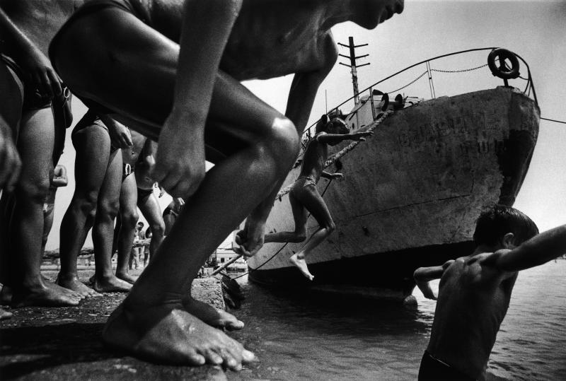 Kinder im Hafen von Durres, Albanien, 1997, aus der Serie und dem gleichnamigen Buch „Albanien. Leben an der Peripherie“, Triton Verlag, 1999