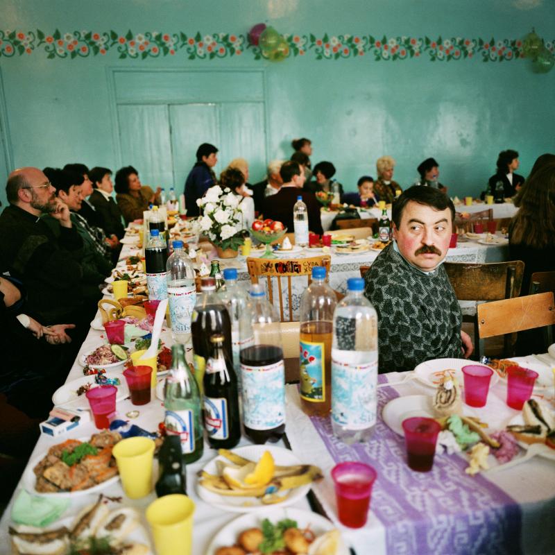 Festbankett zur Eröffnung eines Kindergartens, Izmail, Ukraine, 1999 aus der Serie und dem gleichnamigen Buch „Ukraine. Photographien“, Edition Fotohof im Otto Müller Verlag, 2003