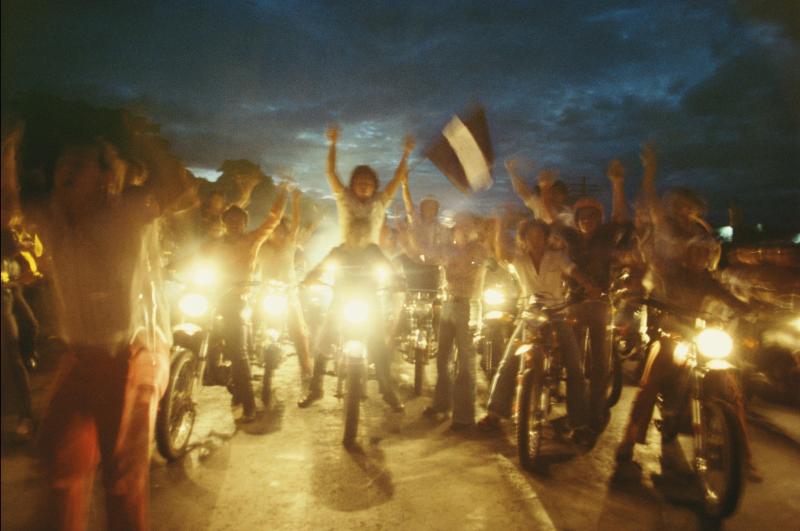 Motor-radbrigade, gefolgt von einer Menge von hunderttausend Menschen, die Los Doce (Die Zwölf), Monimbo, Nicaragua, 0 5 . 0 7.19 7 8  © Susan Meiselas . Magnum Photos