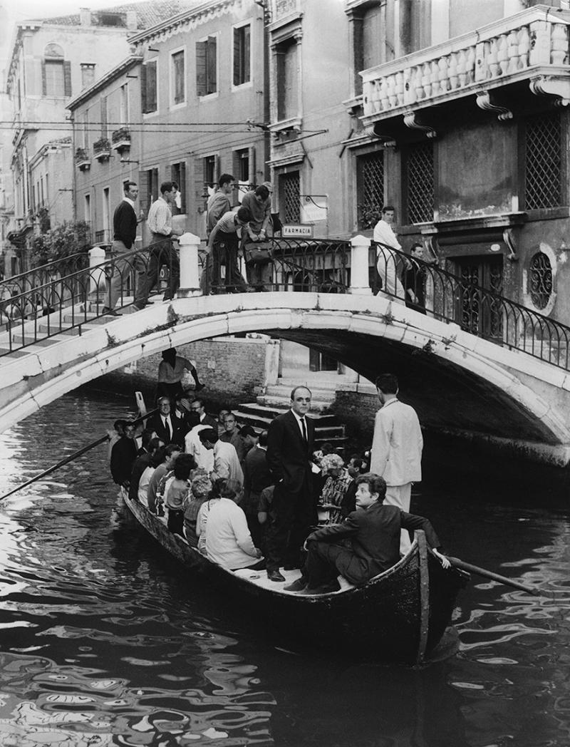 L'Enterrement de la Chose de Tinguely, In den Gondeln unterwegs: Stehend: Frank Amey und Gregory Corso. Sitzend von hinten Adriano Montin, Harold Acton, Ernst Von Leyden, Sergio Rusconi, Peggy Guggenheim, Jean-Jacques Lebel, 1960  ©Cameraphoto Venezia, The Getty Research Institute, Research Library, Fonds Allan Kaprow /  Archives Lebel