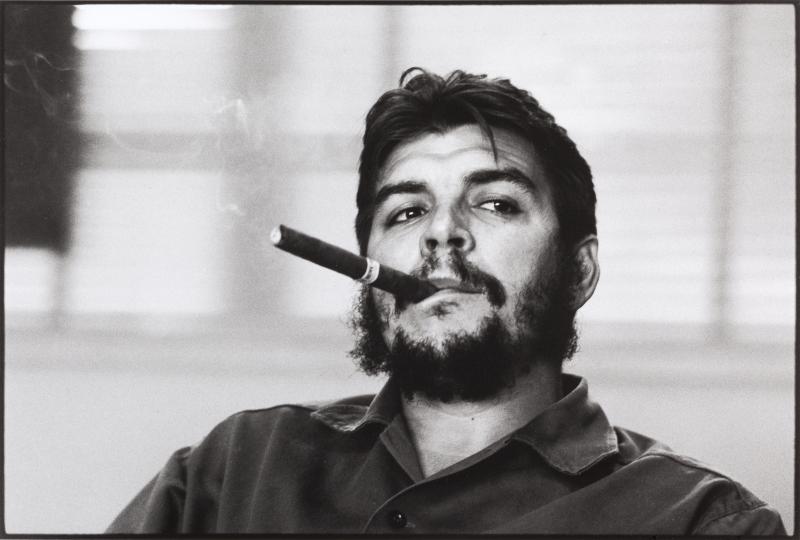 RENÉ BURRI (1933–2014) »Che Guevara y su tabaco«, Havanna 1963 21,5 x 32 cm Startpreis: 6.000 € / Schätzpreis: 10.000–12.000 €