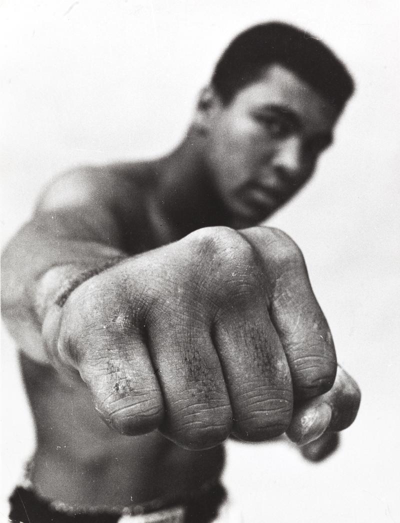 THOMAS HOEPKER (*1936) Muhammad Ali’s Punch, Chicago 1966 27,4 x 20,8 cm Startpreis: 8.000 € / Schätzpreis: 16.000–18.000 €