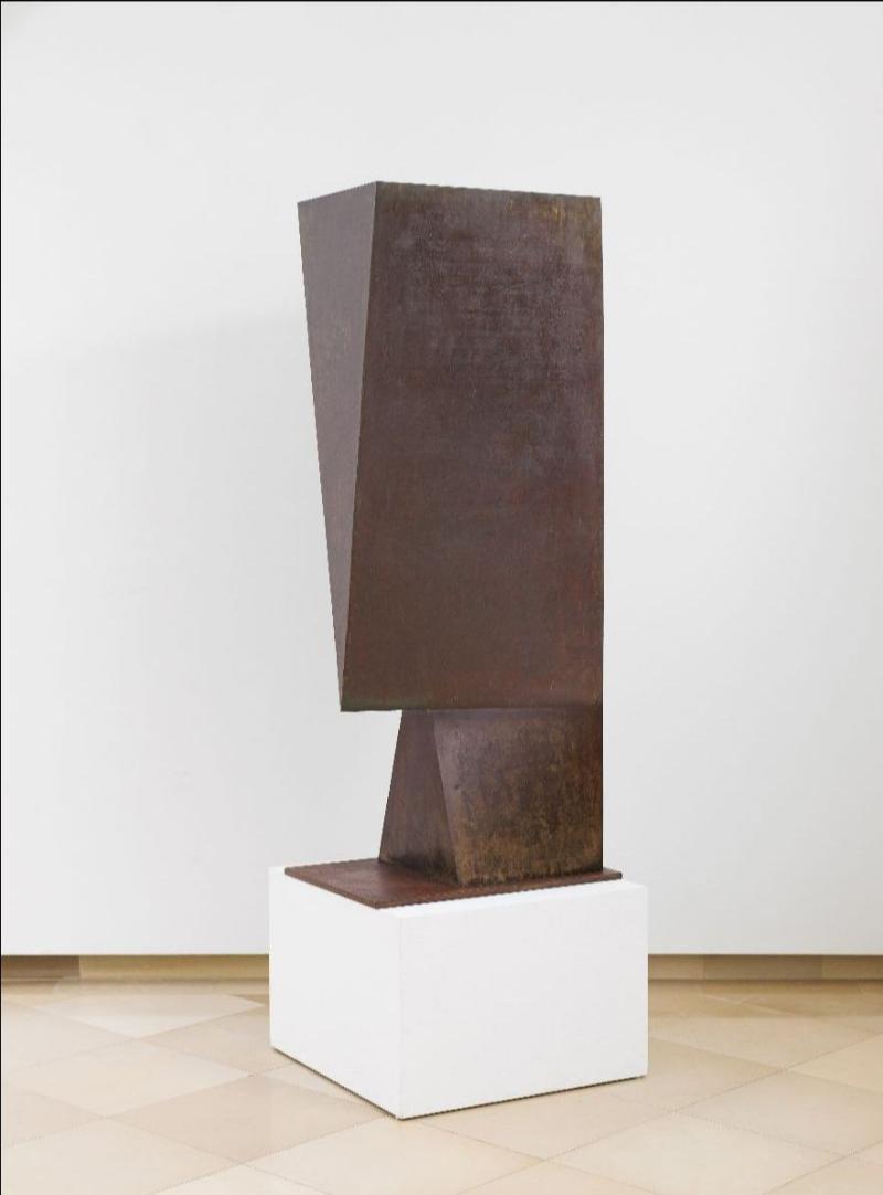 Johannis Avramidis Kopf mit tiefenräumlichen Flächen I, 1969/70, Auflageabguss in Bronze, H x B x T: 144,8 x 35,5 x 53,5 cm