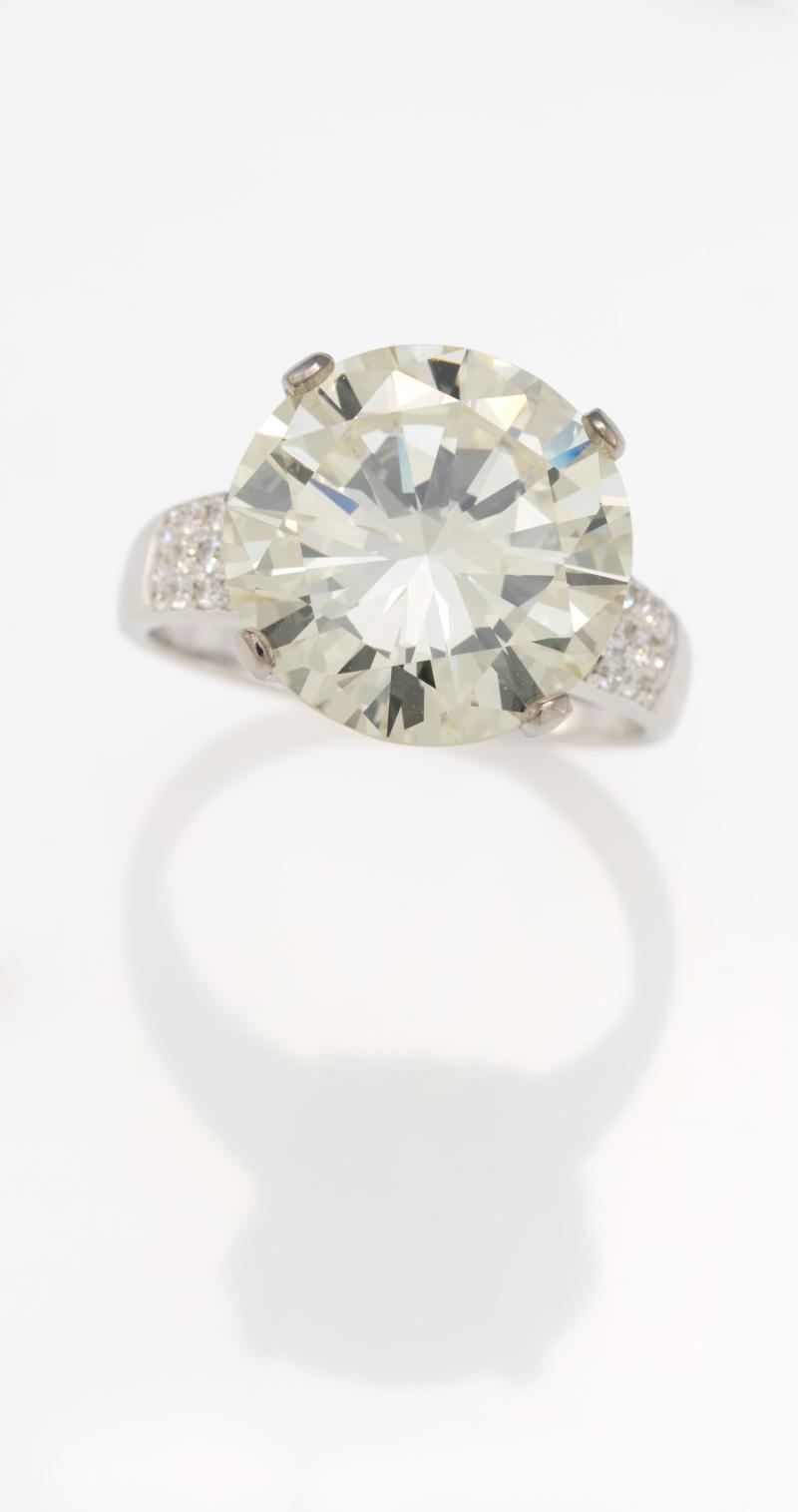 Solitaire-Ring Italien | Um 2020 | 1 Brillant ca. 9,02 Karat Ergebnis: € 125.000