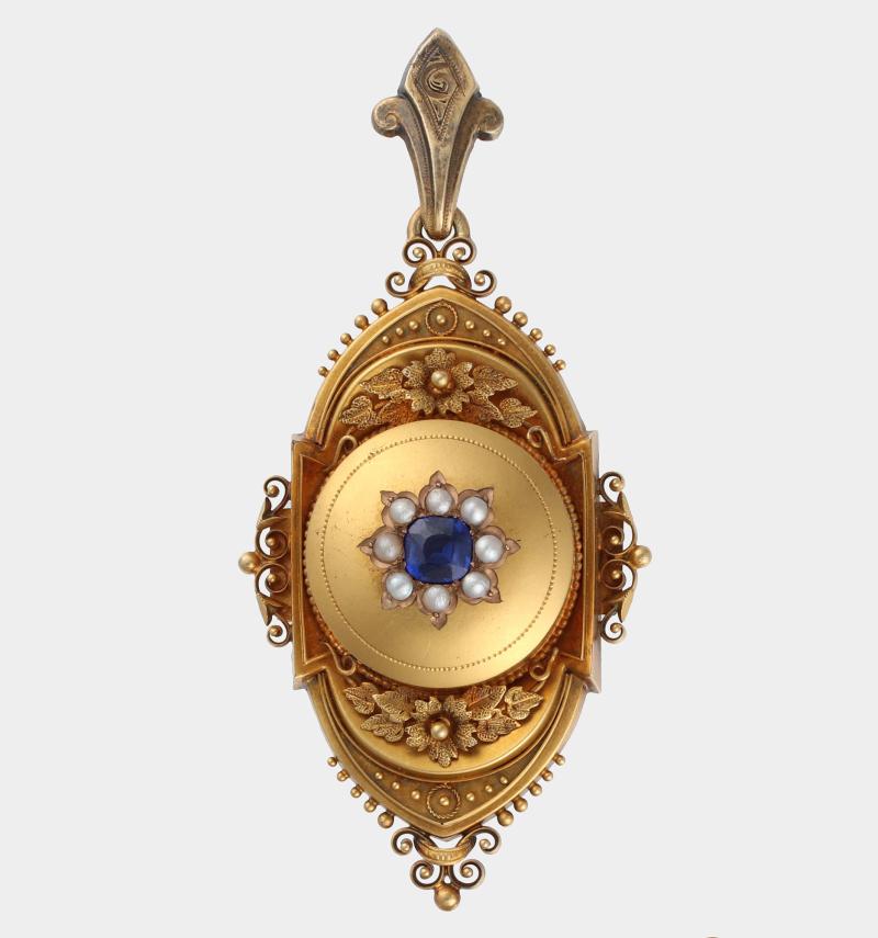 00041 Anhänger/Brosche , Ende 19.Jh.  14 K GG und Walzgold, floral ornamentiert, besetzt mit einem antikförmig-facettierten Saphir von ca. 1 ct., umgeben von acht Halbperlen, D = ca. 2,0 – 2,2 mm, rückseitig mit Medaillonfach, H = 7,0 cm, brutto ca. 13,7 g, Saphir minim berieben, mit Ergänzung – Abb. S. 2 –  Ausruf€ 1.000,–