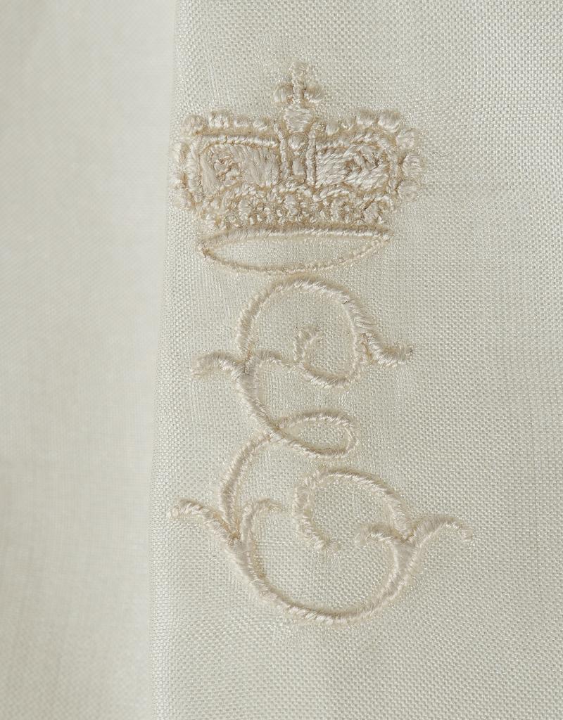 Kaiserin Elisabeth von Österreich: Kinderkleid, Seide, rückseitig 3 Knöpfe, weiß gesticktes Monogramm "E" mit bayrischer Krone, Länge circa 80 cm, um 1840. Unterkleid der circa 3-jährigen Elisabeth aus feinster Seide in hervorragender Qualität und Erhaltung. Es handelt sich hier um eines der ganz wenig erhaltenen Kleidungsstücke aus der frühen Kindheit der späteren Kaiserin. Provenienz: Haus Habsburg erzielter Preis € 28.160