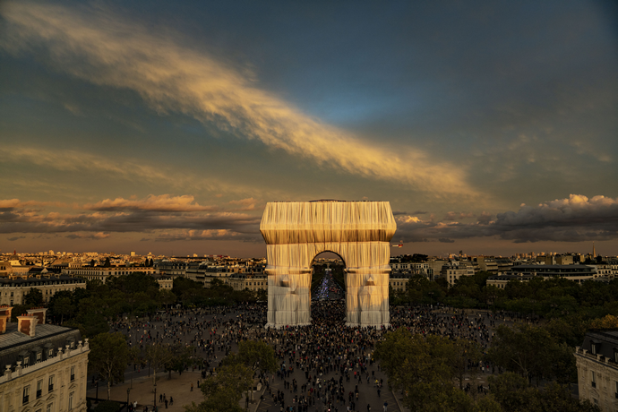 Christo & Wolfgang Volz, Arc de Triomphe, Motiv-12Arc de triomphe, Motiv 12, Fotografie, 2021; 100&66 cm. Preis auf Anfrage