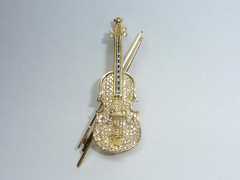 Brosche, die auch als Anhänger getragen werden kann  Goldene Brosche in Form einer Violine, Arbeit der 1990er Jahre Bild: Pintar Schmuck & Design des 20. Jahrhunderts