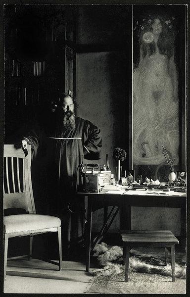 Hermann Bahr Schließen  in seinem Arbeitszimmer in Ober St. VeitAura Hertwig, Photographie um 1905