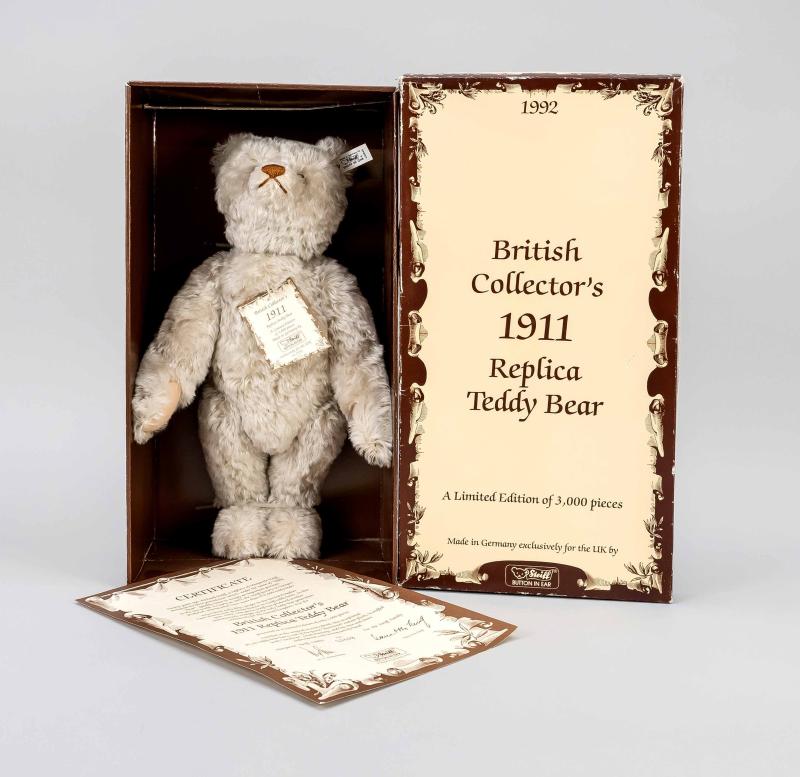 Los: 4004 Teddybär, Firma Steiff, Replik Startpreis 100 EUR  Teddybär, Firma Steiff, Replik ''British Collector's 1911 Replica Teddy Bear'' aus dem Jahr 1992, helles Mohair, unbespielt, noch besfestigt in origanlem Karton, mit Zertifikat, H. 40 cm