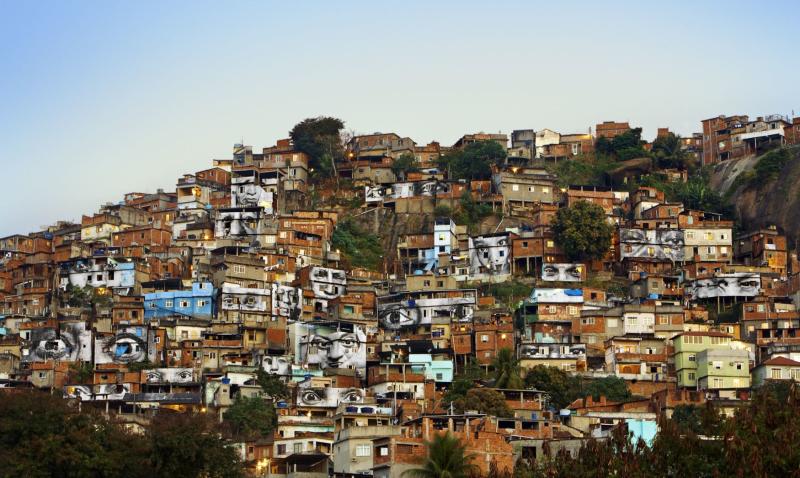 JR: 28 Millimètres, Women Are Heroes, Action dans la Favela Morro da Providencia, Favela de Jour, Rio de Janeiro, 2008  Download Zur Auswahl hinzufügen