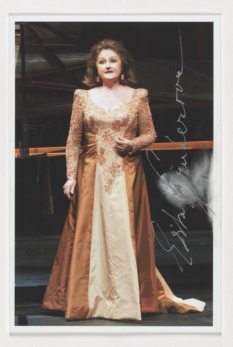 Nr. 60 Edita Gruberová (1946 - 2021) Porträtphoto (Wiener Staatsoper) mit Silberstift vertikal signiert, um 1985, 15 x 10 cm, Startpreis € 70