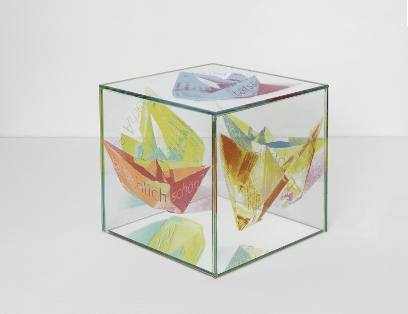 Cornelia König; „shattering life“; 2015; Glas, Spiegel, Siebdruck; Detail Fotocredit: Cornelia König