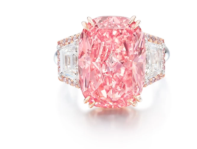 Image above showcases The Williamson Pink Star flanked by trapeze-cut diamonds and embellished with brilliant-cut diamonds, mounted in 18 carat gold.