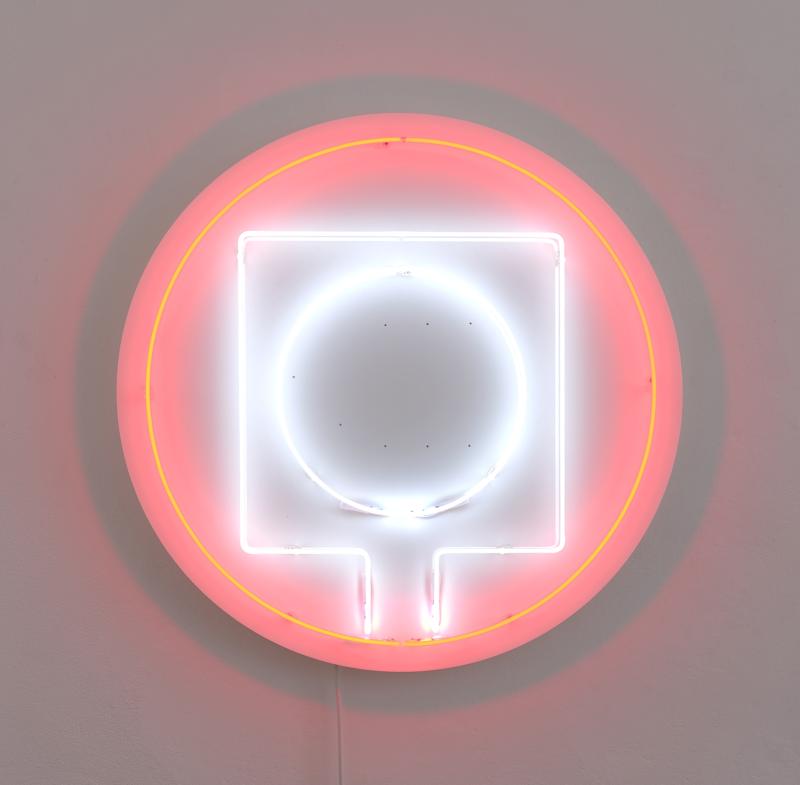 Matt Mullican Ohne Titel, 2017, Set von 3 Neons auf Plexiglas montiert Mit jeweils 3 unterschiedlichen Symbolen, Durchmesser jeweils 80 cm (Neon), 90 cm (Plexiglas), Leuchtsequenz 2,5 Sekunden Courtesy Klosterfelde Edition & Matt Mullican Photos: Eric Tschernow