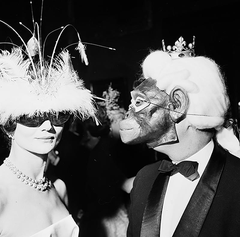 André Ostier, Vicomtesse de Ribes und Pierre Celeyron, Winter Ball, Hotel Coulanges, Paris, 3. Dezember 1958 © A. & A. Ostier