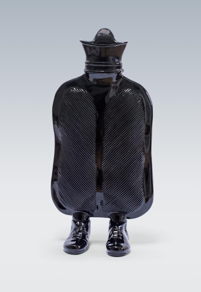 Erwin Wurm „Mutter Small (Black)”, 2017 Muranoglas, H 38 cm Signiert und nummeriert auf der Unterseite: EWurm 2/3 Auflage: 3 Stück, 1 artist proof © GALERIE KOVACEK & ZETTER, Erwin Wurm, Bildrecht Wien, 2022