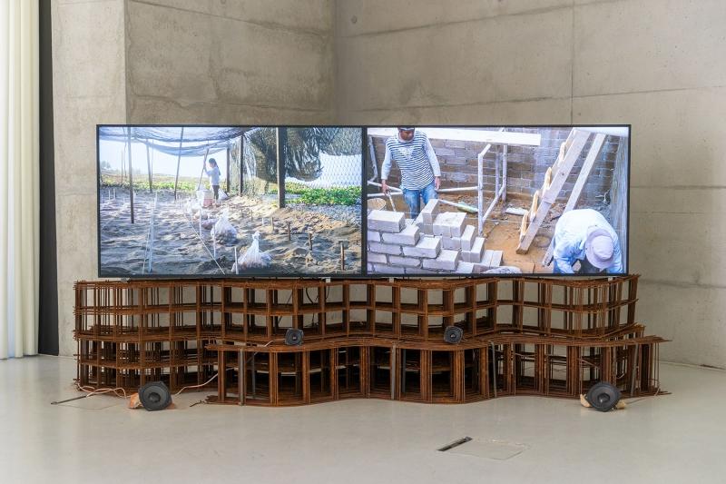 RAPHAEL REICHL, Andar pisando en cascarones arenosos / Auf sandigen Eierschalen laufen, 2-Kanal-Videoinstallation © Raphael Reichl