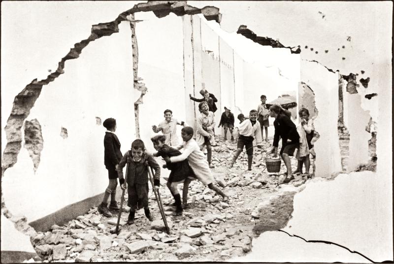 004 HENRI CARTIER-BRESSON (1908–2004) Sevilla, Spanien 1933 © OstLicht Photo Auction 30 x 45 cm Preis: 12.000 €