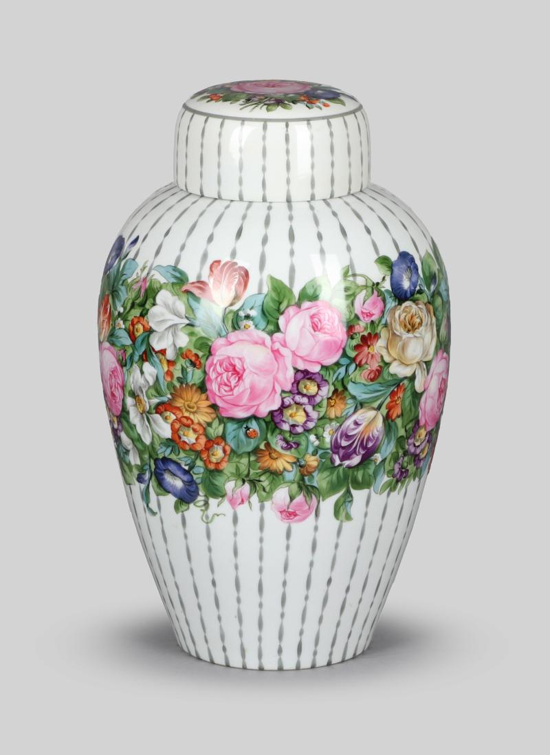 00031 Josef Wackerle für  Nymphenburg, Deckelvase, mit umlaufendem Blütenfries, H = 41 cm  Ausruf€ 200,–