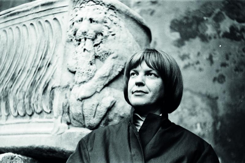 Ingeborg Bachmann vor einem steinernen Löwen, 1962 – © Heinz Bachmann/Familienarchiv Bachmann