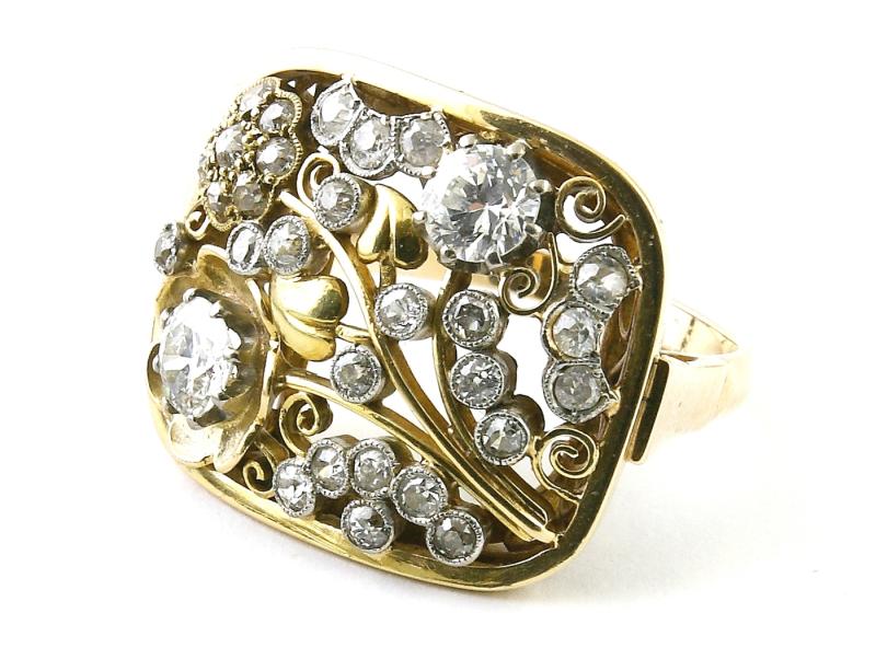 Ring, 585er GG, in Form einer Blume mit Blüten und Blättern, Jugendstil Besetzt mit zwei Diamanten von 0,50 ct. im Altschliff und 29 kleinen Diamanten im Brillantschliff von 0,04 ct. Zusammen ca. 2,16 ct. Bruttogewicht 9,7 g. W 56.