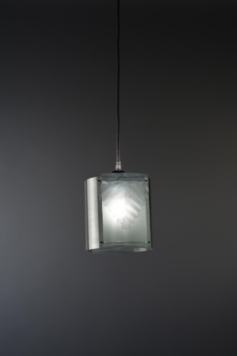 Lampe Acrylglas, Aluminium Lena Beigel Berlin, 2016 Das Acrylglas wurde guillochiert und die so mit Muster versehenen Platten »ins rechte Licht gerückt«.