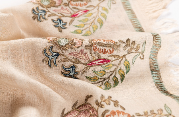 Handtuch mit Blumenbouquet (Detail), 18. Jh., Leinen, Baumwolle, Seide, Metall-Lahn, 135 x 57 cm, Inv.-Nr. 79-301 131 © Museum Fünf Kontinente, Foto: Nicolai Kästner