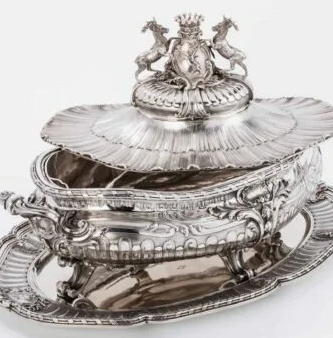 Grande soupière en argent massif  par Gustave Odiot  Époque: 1880 Marchand: Rosat Antiques Fine Silver – Paris Pays: France