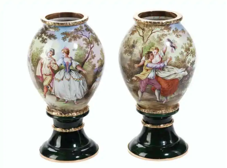 Vases historicisme Fabergé  Paire de vases historicisme Fabergé, joailler de la cour des Tsars avec monture en or 14 carats  Époque: Russie avant 1899 Marchand: Helmut Bezenka Pays: Allemagne