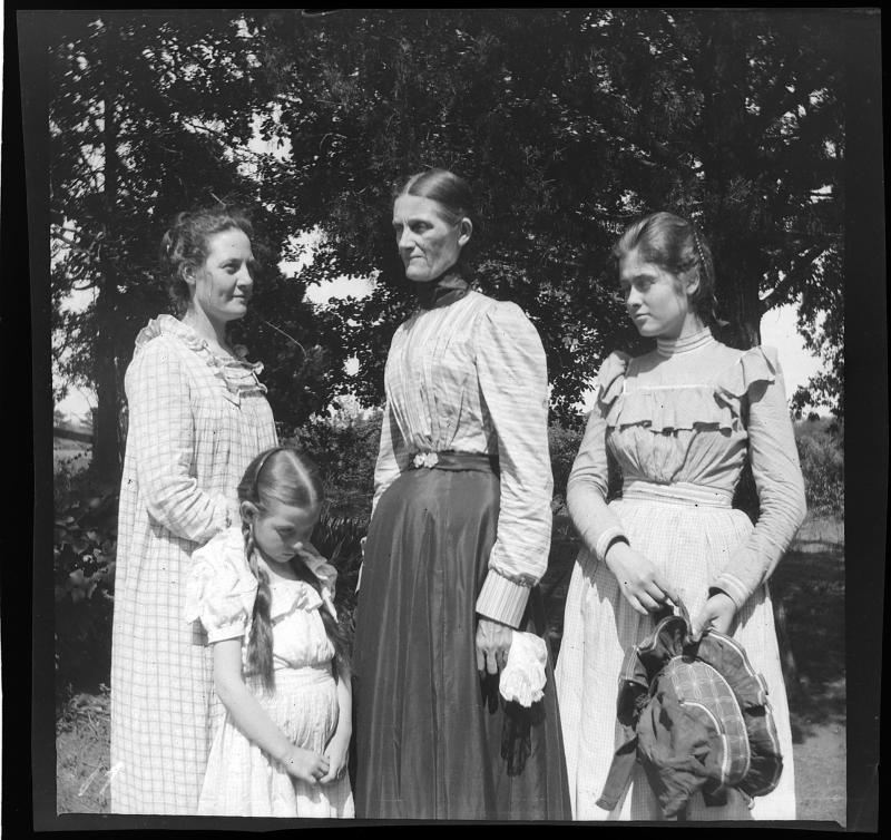 Gabriele Münter: Bessie Allen mit Jennie Lee, Mrs. Allen, Jerusha Allen, Marshall, Texas, 1899/1900 Gabriele Münter- und Johannes Eichner-Stiftung, München, © VG Bild-Kunst, Bonn 2022