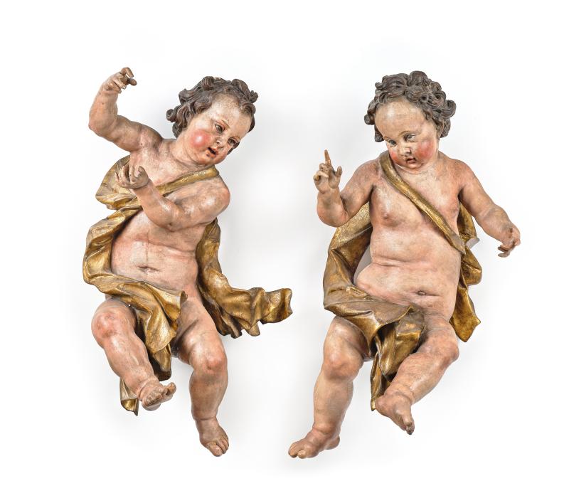 Paar barocke Putti, Salzburg erste Hälfte 18. Jahrhundert, Holz vollrund geschnitzt, polychrom gefasst und vergoldet, Höhe ca. 84,5 und 80 cm. Startpreis € 2.000