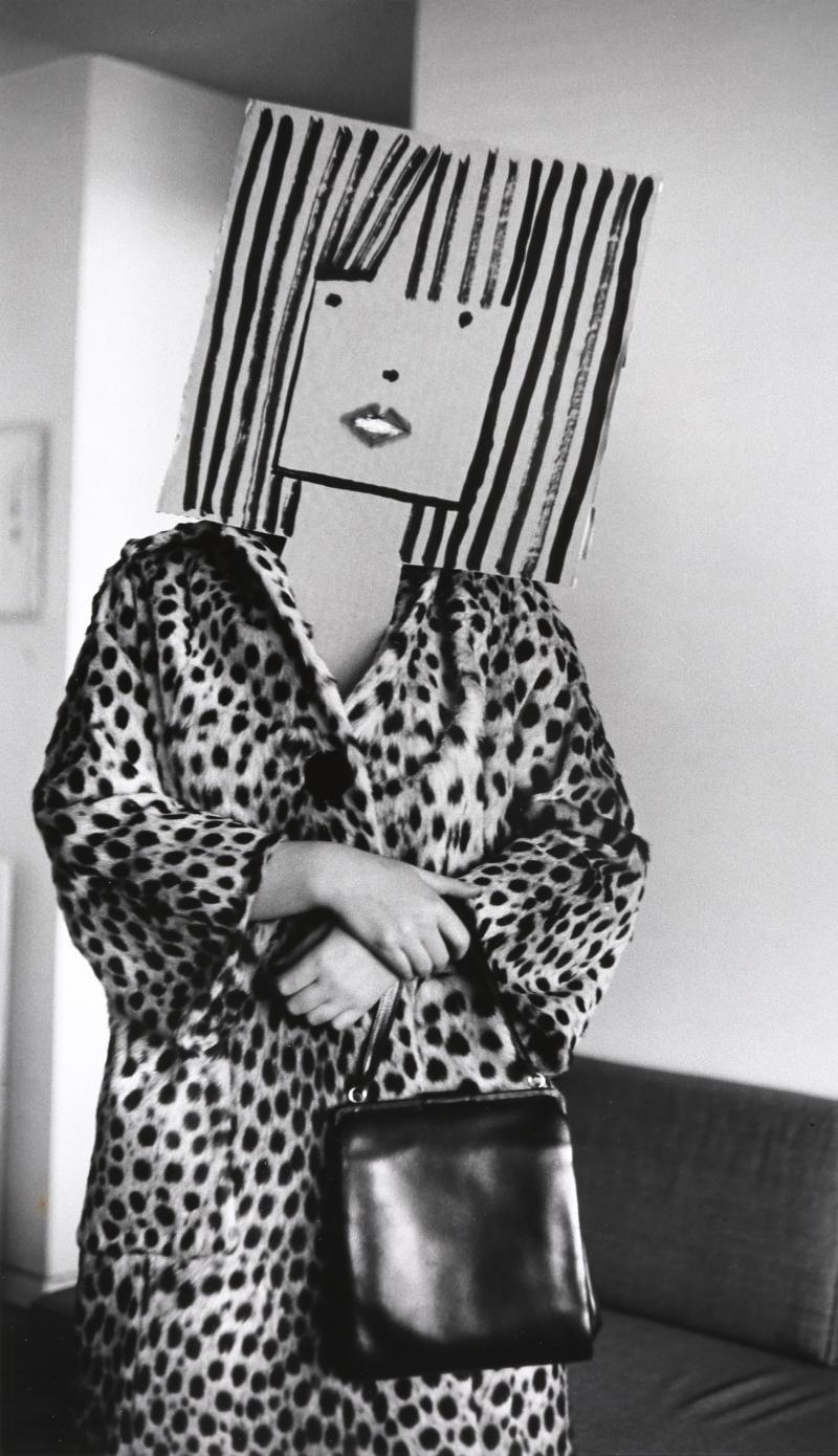 Inge Morath, ohne Titel, aus der Serie „Masken“ mit Saul Steinberg, 1962, Silbergelatineabzug auf Barytpapier, Sammlung Museum der Moderne Salzburg, © Inge Morath / Magnum Photos