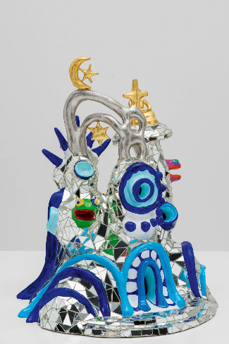 Niki de Saint Phalle, Temple of all Religions, 1974–1988, Modell für den Tarotgarten, Polyester, bemalt, Spiegelmosaik, Blattgold, 202 x 122,5 x 40 cm, Sprengel Museum Hannover / bpk / Michael Herling / Aline Gwose, © 2022 Niki Charitable Art Foundation, All rights reserved / ADAGP, Paris