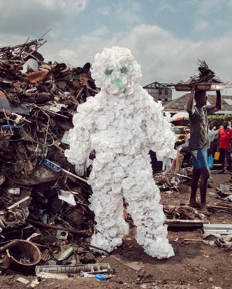 Stéphan Gladieu, 2021, L`homme gobelet/Der Trinkbecher-Mann, Künstler: Jules Disoluka Sarkozi, Stadtviertel Matongue, Kinshasa (DR Kongo) am 26.10.2021, Fotografie – Fine Art Print