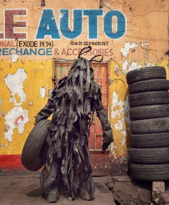 Stéphan Gladieu, 2020, L`homme pneu/Der Reifen-Mann, Künstler: Savant Noir, Stadtviertel Matongue Kimpwanza, Kinshasa (DR Kongo) am 29.8.2020, Fotografie – Fine Art Print