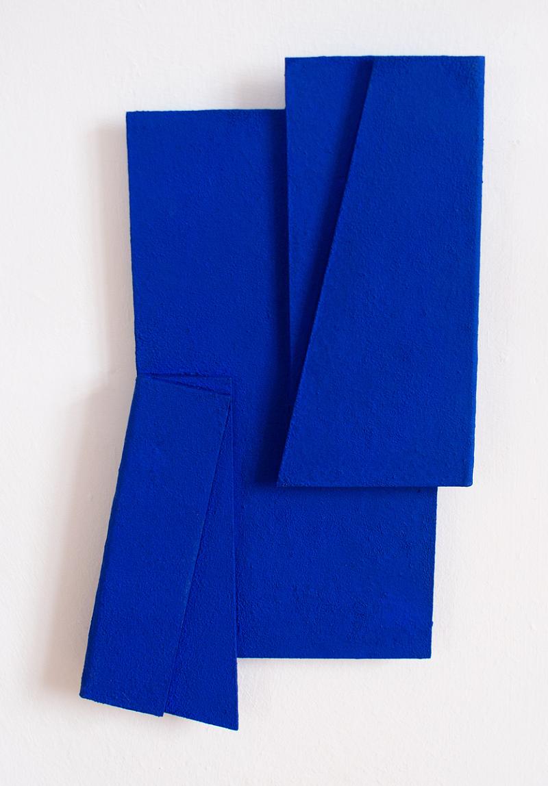 Axel Otterbach - Faltungen wallshapes ultramarin, 2019, MDF pigmentiert, H/B/T: :44,5 x 26 x 3 cm