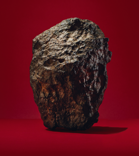 «DER ROTE KOLOSS» MARSMETEORIT Offizieller Name des Meteoriten: Swayyah 005. 2145 g. CHF 150 000 / 250 000